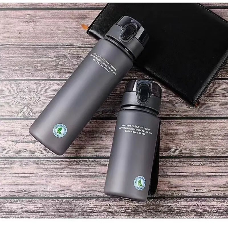 Gourde de sport , sans BPA et étanche, idéale pour les randonnées et les voyages ; 
modèle portable pour vos boissons préférées (400 ml / 560 ml)