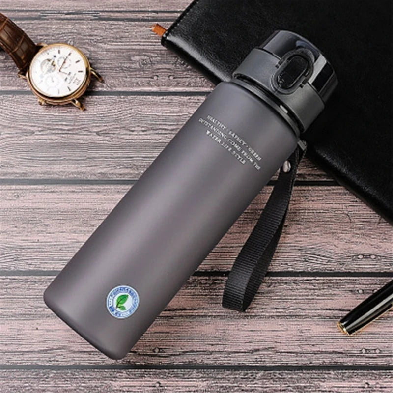 Gourde de sport , sans BPA et étanche, idéale pour les randonnées et les voyages ; 
modèle portable pour vos boissons préférées (400 ml / 560 ml)