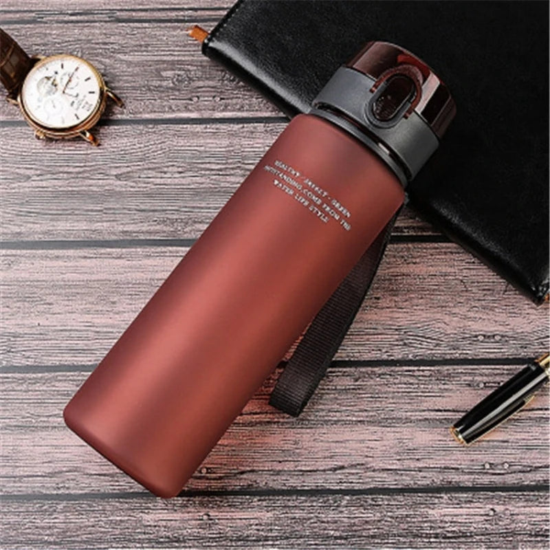 Gourde de sport , sans BPA et étanche, idéale pour les randonnées et les voyages ; 
modèle portable pour vos boissons préférées (400 ml / 560 ml)