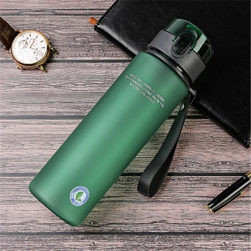 Gourde de sport , sans BPA et étanche, idéale pour les randonnées et les voyages ; 
modèle portable pour vos boissons préférées (400 ml / 560 ml)